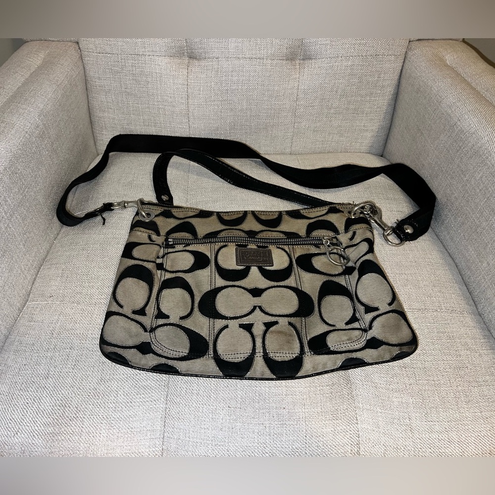 Coach Crossbody Bag – Sleek, Versatile, and Perfect for On-the-Go!